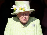 Королева Елизавета удивила платьем, в узоре которого прятались белки и совы (фото)