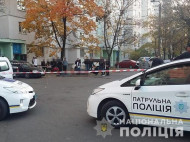 В Киеве мужчина устроил кровавую резню в подъезде многоэтажки: детали происшествия (фото, видео)