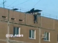 Пыталась спрыгнуть с крыши 9-этажки: в Запорожье подростки спасли школьницу от смерти (видео)