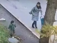 В России ребенок провалился в канализацию на глазах у матери: шокирующее видео