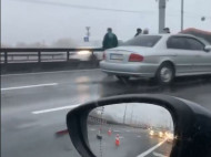 На Северном мосту в Киеве столкнулись сразу четыре авто: образовалась огромная пробка (видео)
