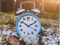 Сегодня ночью Украина перейдет на зимнее время: во сколько и как переводить часы
