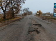 Похоже на кратеры: в сети показали фото ужасной дороги из Днепра в Никополь