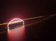 Прикрывают провал яркими огнями: Крымский мост сняли с высоты (видео)