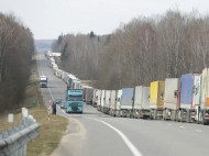 На границе Украины со Словакией образовалась 10-километровая очередь: названа причина