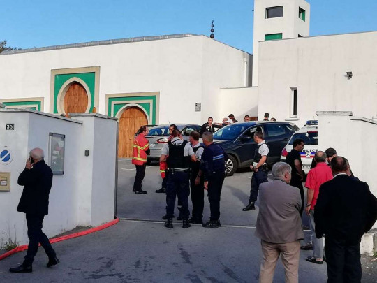 Полиция возле мечети в Байенне