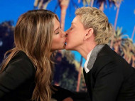 Дженнифер Энистон впервые поцеловала женщину в губы: появилось видео эпатажного телеэфира