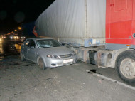 Водителя зажало в сплющенной кабине: на Столичном шоссе в Киеве произошла серьезная авария (фото)