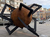 В Киеве на месте скандальной "Синей руки" установили еще более странную скульптуру