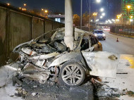 В центре Киева BMW влетела в столб и сгорела: эксклюзивные фото с места аварии