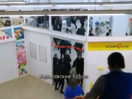 Сносят турникеты: ажиотаж в магазине секонд-хенда в Харькове сняли на видео