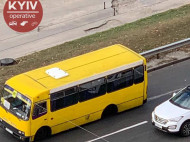 В Киеве у маршрутки задняя ось отвалилась на ходу и протаранила авто: в сеть выложили яркие фото