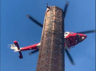 Висел на высоте 90 метров вниз головой: в Британии 15 часов спасали человека (видео)