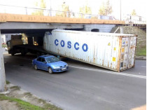 В Одессе фура застряла под железнодорожным мостом: фото с места ДТП