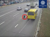 На ходу оторвавшееся от маршрутки колесо едва не стало причиной трагедии в Киеве: момент попал на видео