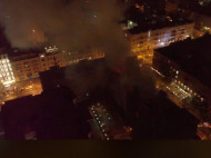 Ночной пожар на крыше киевской высотки сняли с воздуха: впечатляющее видео