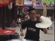 То ли жонглер, то ли мастер боевых искусств: китайский повар удивил пользователей сети своим мастерством (видео)