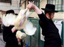 Иудей крутит над головой курицу&nbsp;— древний обряд капарот
