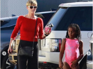 Шарлиз Терон вышла в свет в брюках от Karl Lagerfeld, а ее сын – в розовом купальнике и в юбке (фото)