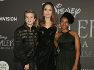 Одна дочь Анджелины Джоли вышла в свет в вечернем платье от Versace, другая – в куртке-бомбере, штанах и кроссовках (фото, видео)