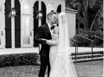 Джастин и Хейли Бибер в свадебных нарядах целуются