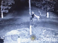 Под Одессой парень сорвал флаг Украины и вытер о него ноги: инцидент попал на видео
