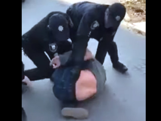 Полицейские зверски сломали мужчине ногу: в Мариуполе разгорается громкий скандал (видео)