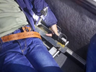 Застрял пальцем в маршрутке: во Львове спасатели пришли на помощь 9-летнему мальчику (фото)