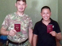 мужчины с паспортами