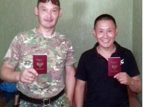 мужчины с паспортами