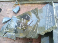 Сначала разбили памятник, теперь — мемориальную доску: на Житомирщине осквернили память погибшего бойца АТО