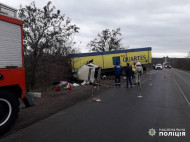 Под Николаевом грузовик протаранил легковое авто: опубликованы фото смертельного ДТП