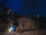 Лежал без обуви и с SIM-картой на лице: в Киеве посреди улицы обнаружили труп мужчины (фото, видео)