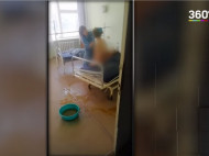В России пациентку больницы умыли половой тряпкой: в сеть попало шокирующее видео