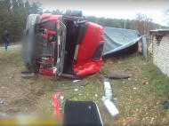 Огромный грузовик перевернулся вверх колесами: видео смертельного ДТП в Сумской области