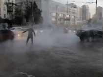 Прорыв трубы в Киеве на Саксаганского