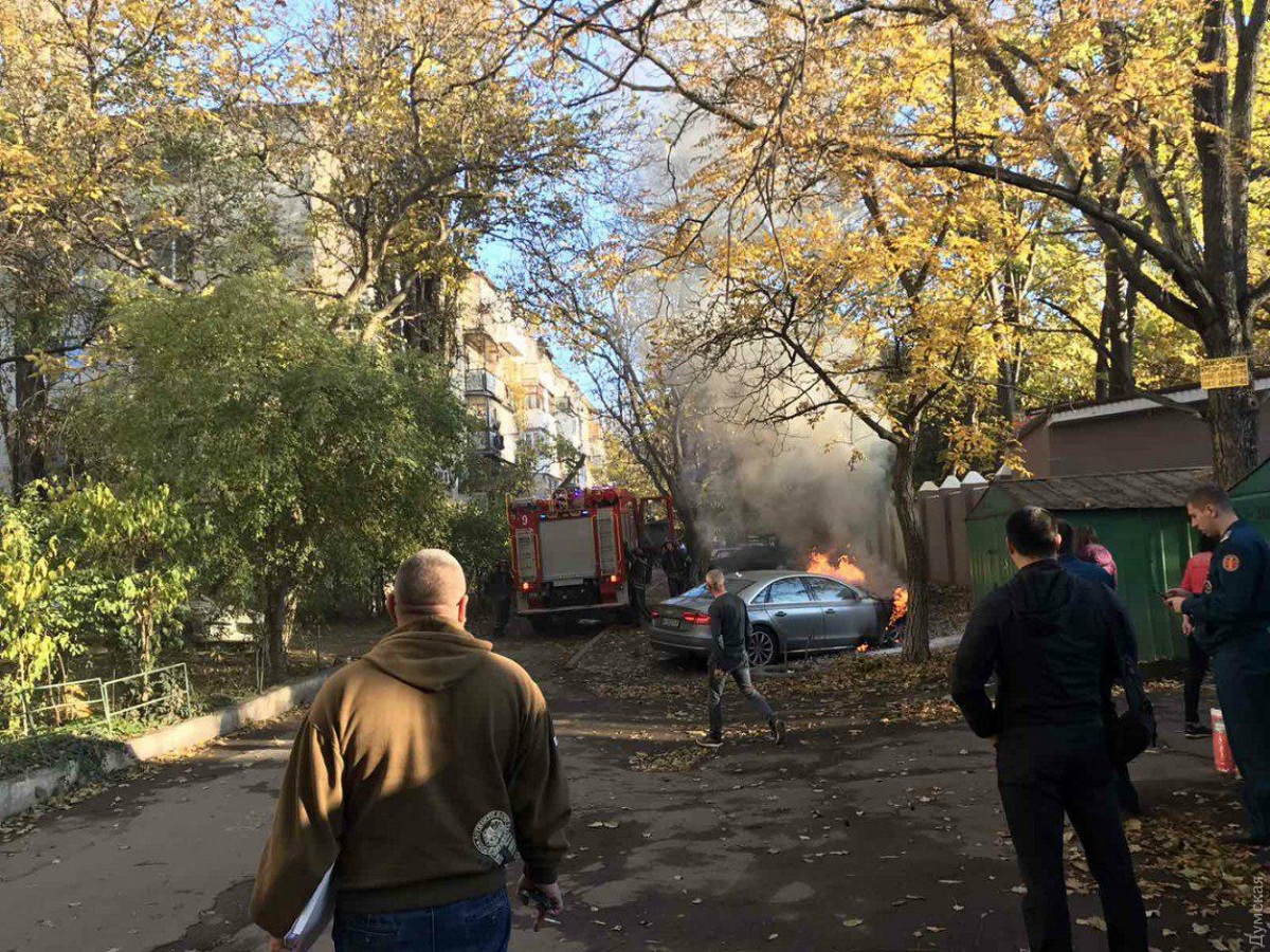 Семейные разборки по-одесски: под зданием суда подожгли машину с женщиной в  салоне (фото, видео) - «ФАКТЫ»