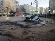 Киевские власти заверили жителей затопленного кипятком центра столицы, что перебоев с водой не будет