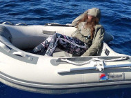 Выжила благодаря конфетам: в Эгейском море спасли туристку, которая провела два дня в надувной лодке