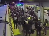 Спас за полсекунды до смерти: в США мужчину вытащили из-под колес поезда метро (видео)