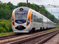 Принципиальная позиция: «Укрзалізниця» попала в новый скандал из-за надписей в поездах (фото)