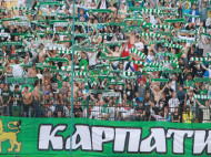 Футбольные фанаты устроили массовую драку в центре Львова: в сеть попало видео