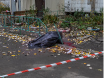 В Днепре женщина выпала из окна 16 этажа: жуткие детали и фото с места трагедии