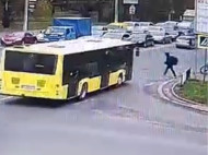 Во Львове автобус сбил парня на пешеходном переходе: сеть озадачило видео