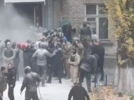 В ход шли дымовые шашки: возле общежития в Киеве устроили масштабную потасовку (видео)