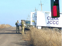 военные у линии разведения на Донбассе