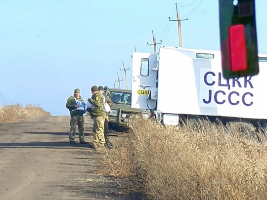 военные у линии разведения на Донбассе