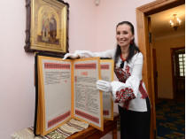 Елена Медведева из Ровно представляет свою работу&nbsp;— вышитое Евангелие 