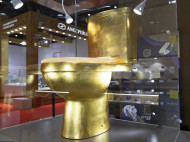 «Позолоченный трон»: в Китае продают «драгоценный» унитаз стоимостью более 1 млн долларов (фото)