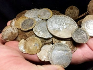 Британец нашел клад золотых монет, помогая другу искать потерянное обручальное кольцо (фото, видео)